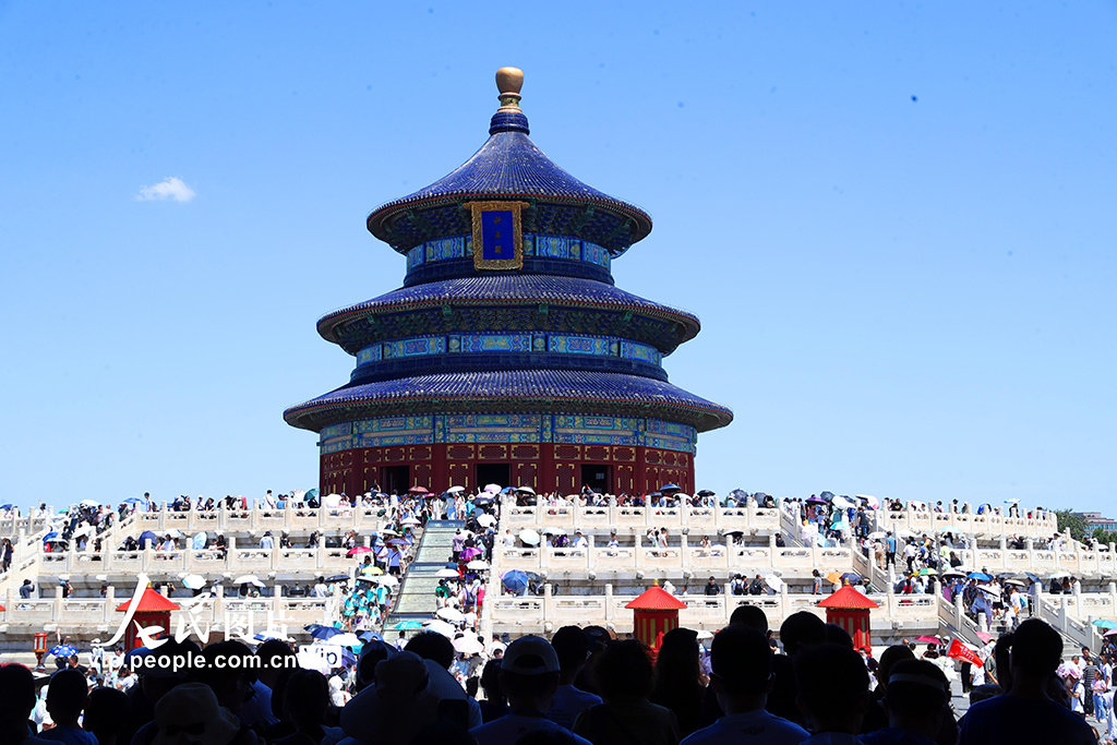 北京：暑期游天坛公园游客如织